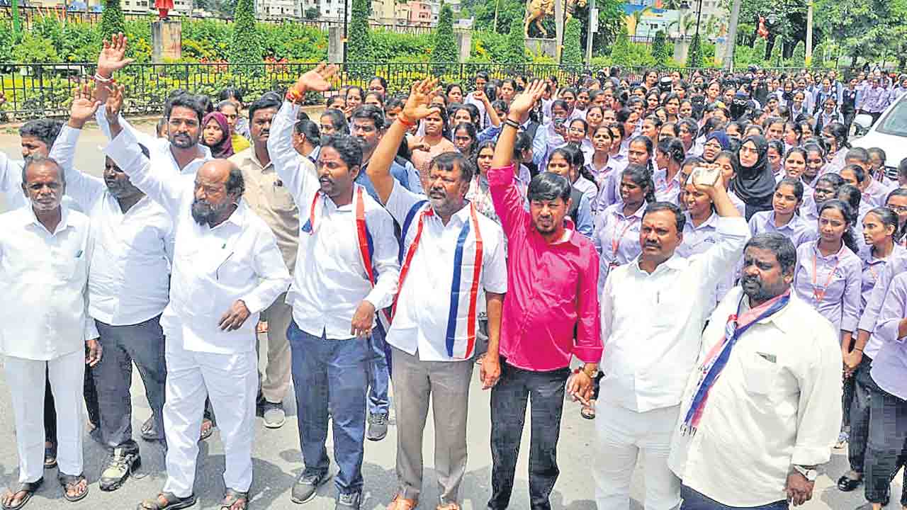 సీఎం రేవంత్‌ బీసీ వ్యతిరేకి.. ఫీజు బకాయిలు ఎప్పుడిస్తరు: ఆర్‌ కృష్ణయ్య