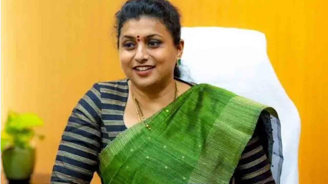 RK Roja  | దమ్ముంటే డీఎస్సీ అక్రమాలపై సీబీఐతో విచారణ జరిపించాలి : మాజీ మంత్రి రోజా డిమాండ్‌