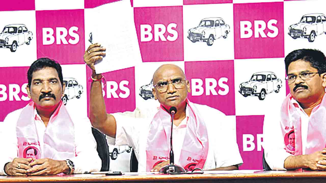 బీఆర్‌ఎస్‌ను తిట్టడానికే 15కోట్లతో సభలా?