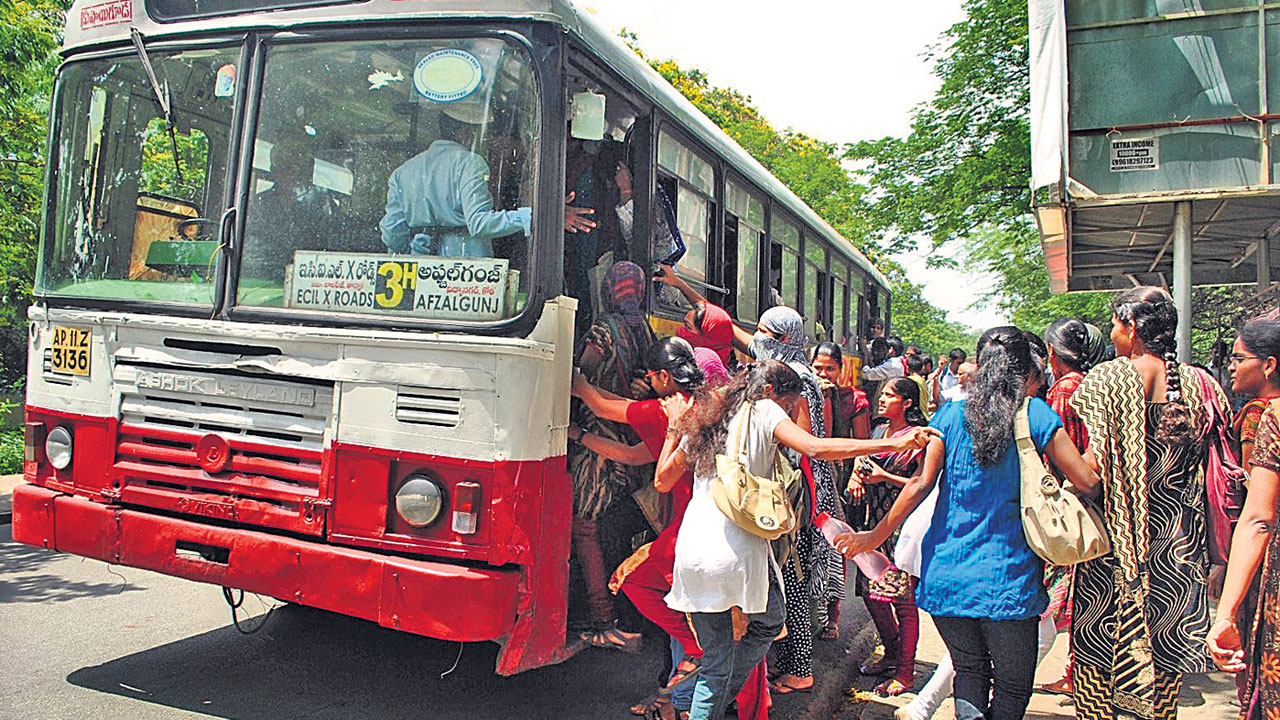 ఉన్న బస్సులతోనే అటూ.. ఇటూ..