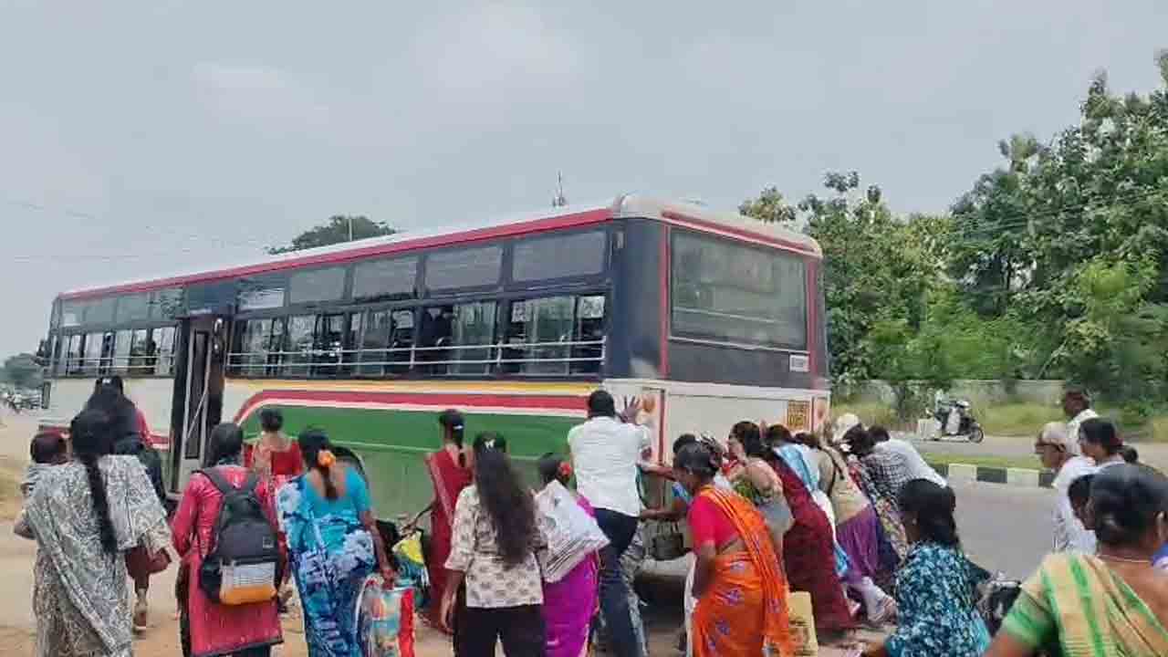 RTC Bus | రోడ్డుపై ఆగిన ఆర్టీసీ బస్సు.. ధర్నా ఆపి తోసిన ఆశా కార్యకర్తలు.. వీడియో