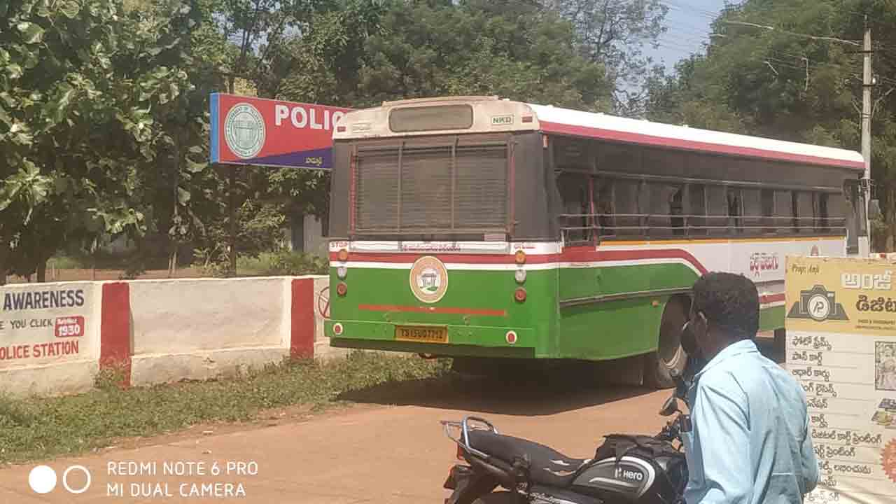 RTC Bus | ‘నా వాళ్లు వస్తారని చెప్పినా బస్సు ఎందుకు ఆపలేదు..?’ వ్యక్తి ఫిర్యాదుతో పీఎస్‌కు ఆర్టీసీ బస్‌