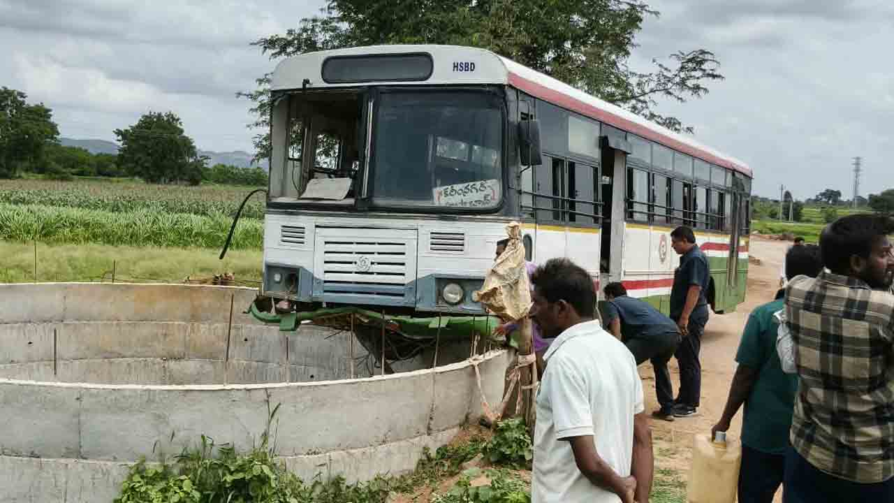 RTC Bus | బావిలోకి దూసుకెళ్లిన ఆర్టీసీ బస్సు.. వీడియో