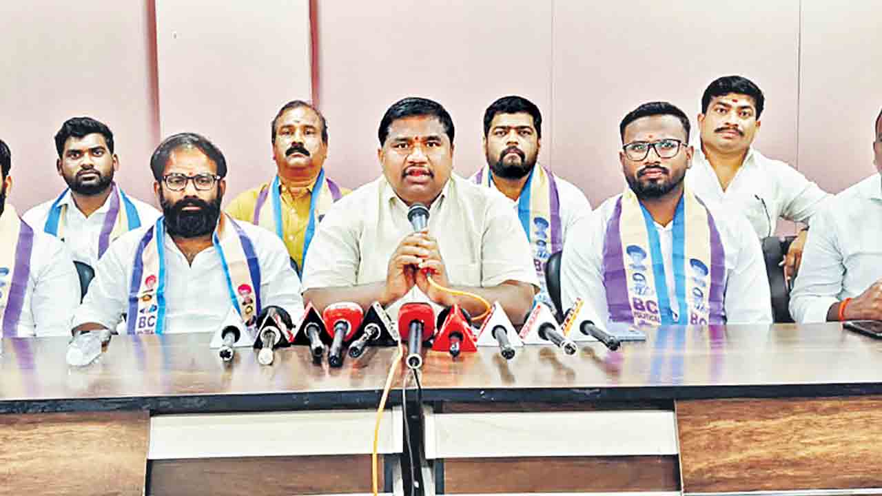 కాసులు ఇచ్చినవారికే ఎక్సైజ్‌ పోస్టులు!