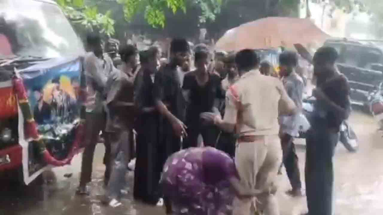 Rajesh family | రాజేష్ అంత్యక్రియల్లో అతని కుటుంబ సభ్యులపై పోలీసుల దాడి.. వీడియో