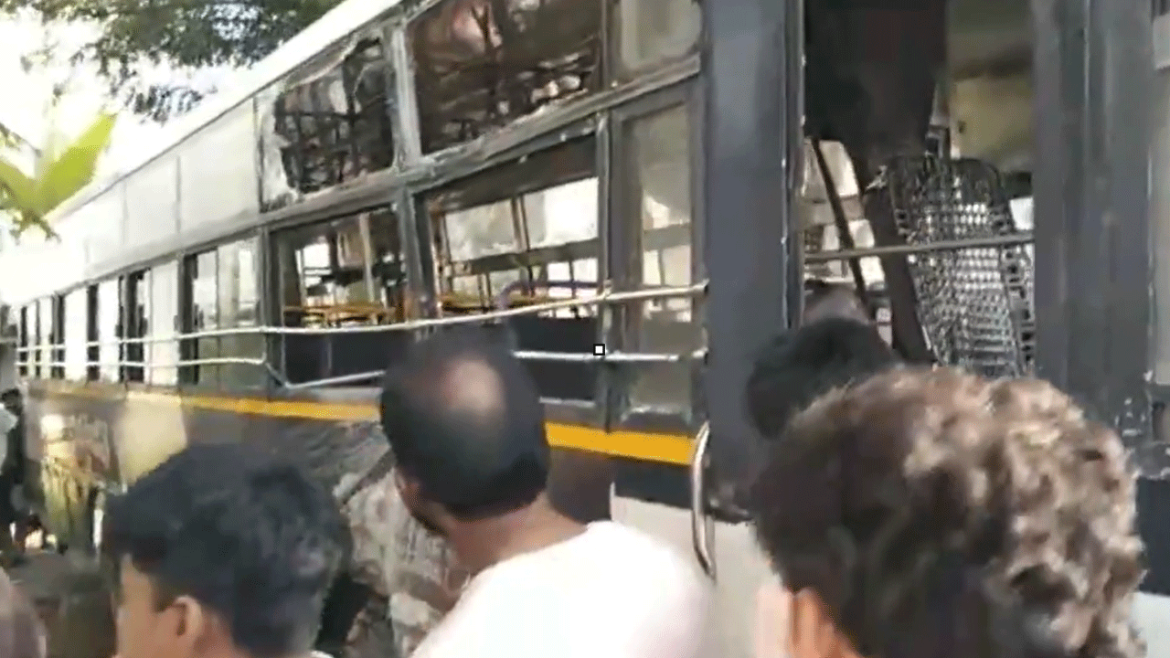 Road Accident | ఆర్టీసీ బ‌స్సును ఢీకొట్టిన లారీ.. 20 మందికి తీవ్ర గాయాలు.. Video