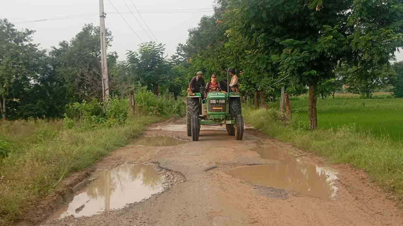 Road Potholes | ఈ గ్రామాలకు వెళ్లాలంటే గుంతలను దాటాల్సిందే.. అధికారుల నిర్లక్ష్యంతో వాహనదారుల ఇబ్బందులు