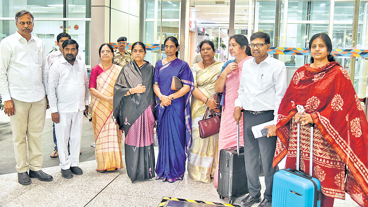 ఢిల్లీకి బీఆర్‌ఎస్‌ మహిళా ఎమ్మెల్యేలు