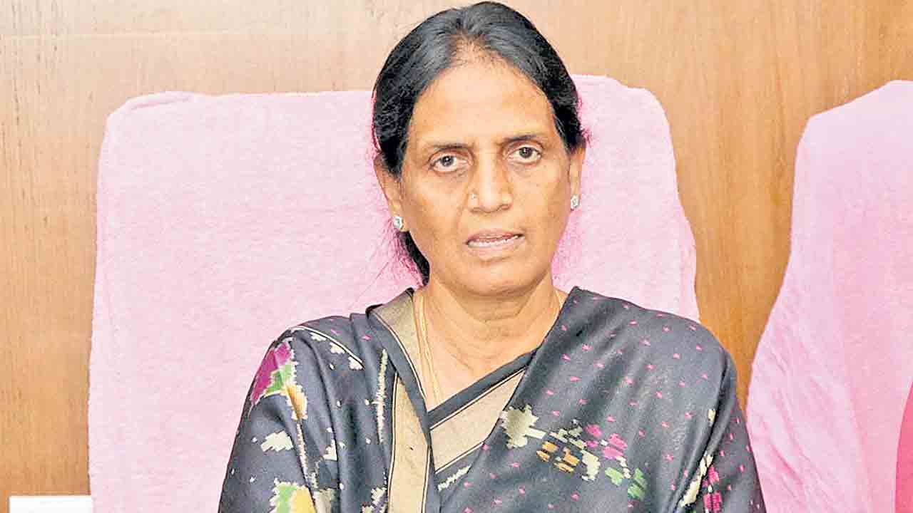 సురేఖను నమ్మించి గొంతు పిసికిండు.. మాజీ మంత్రి సబితాఇంద్రారెడ్డి