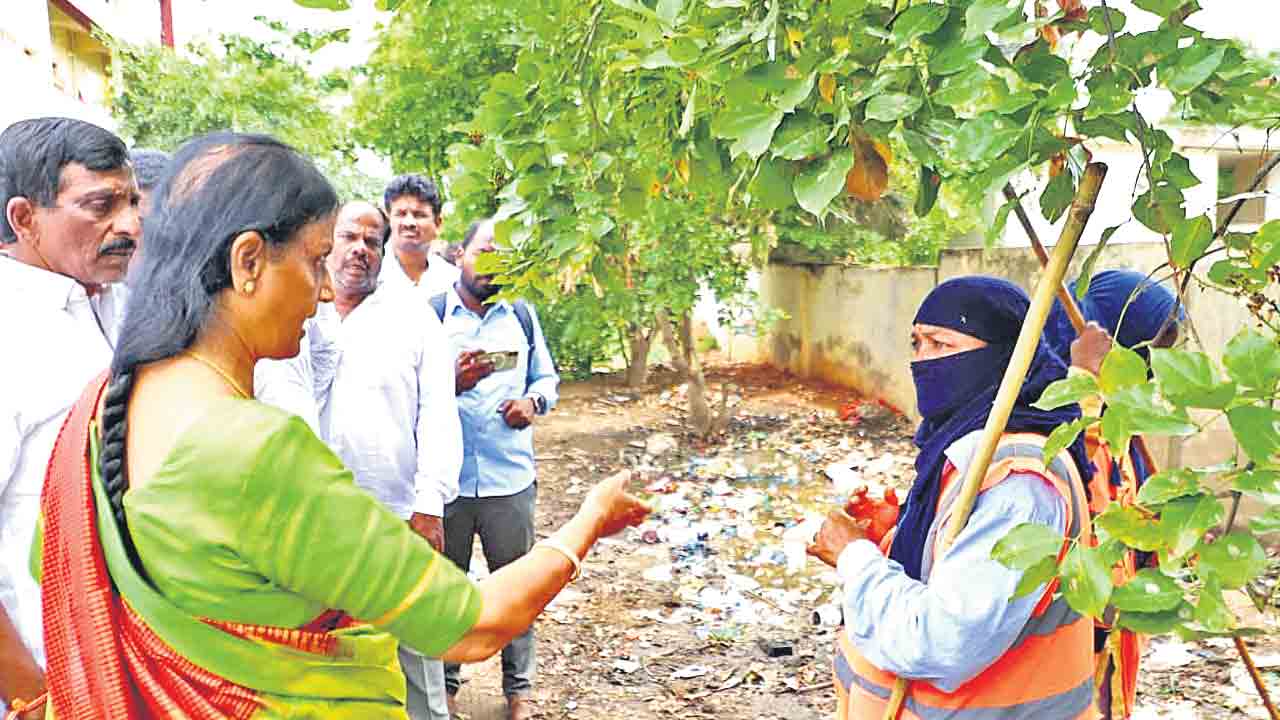 చెత్త పేరుకుపోయినా పట్టించుకోరా?