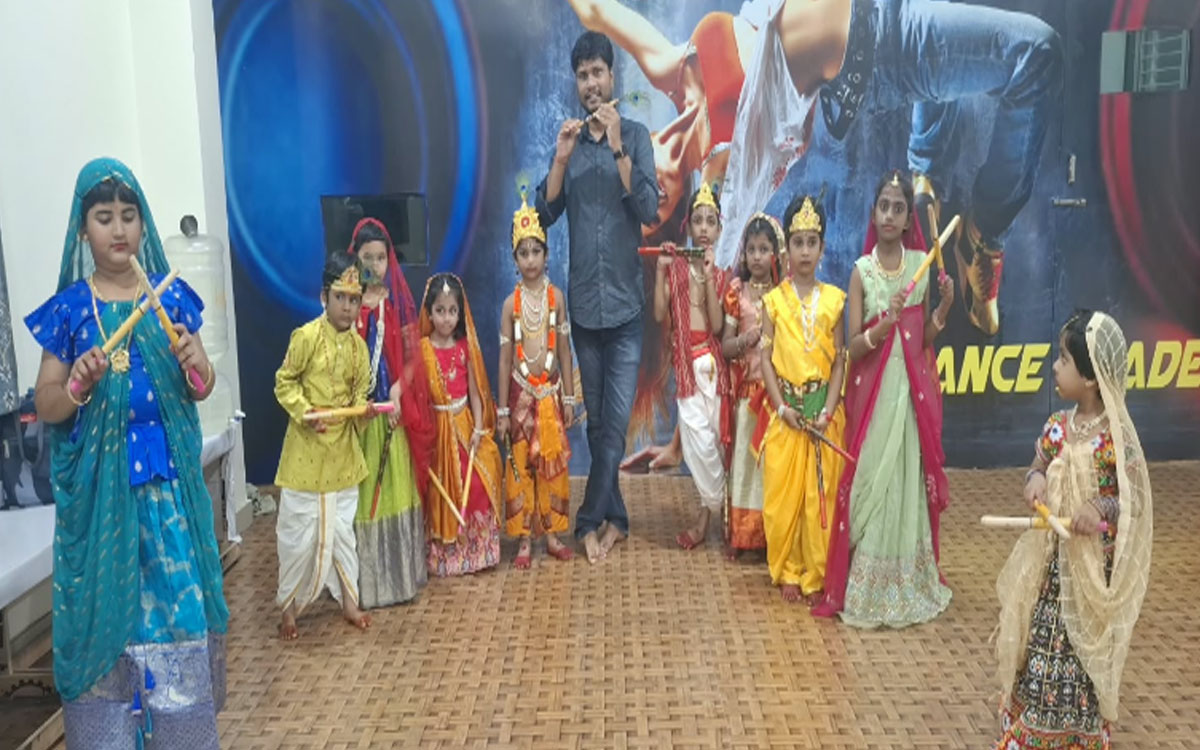 సామ్స్ డ్యాన్స్ అకాడ‌మీలో ఘ‌నంగా శ్రీకృష్ణ జ‌న్మాష్ట‌మి వేడుకలు