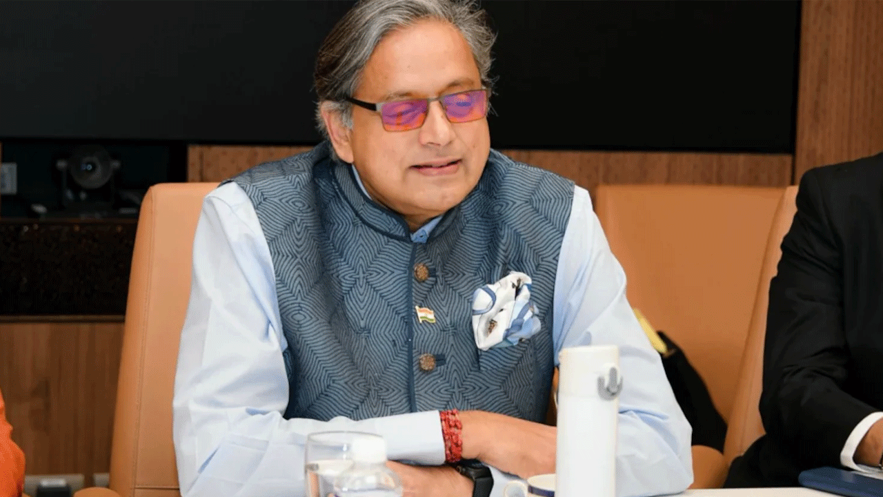 Shashi Tharoor | ఆంగ్ల భాష‌పై శ‌శిథ‌రూర్‌కు ఉన్న ప‌ట్టు అంతాఇంతా కాదు.. అయినా గ్రామ‌ర్ మిస్టేక్‌ చేశారు..!