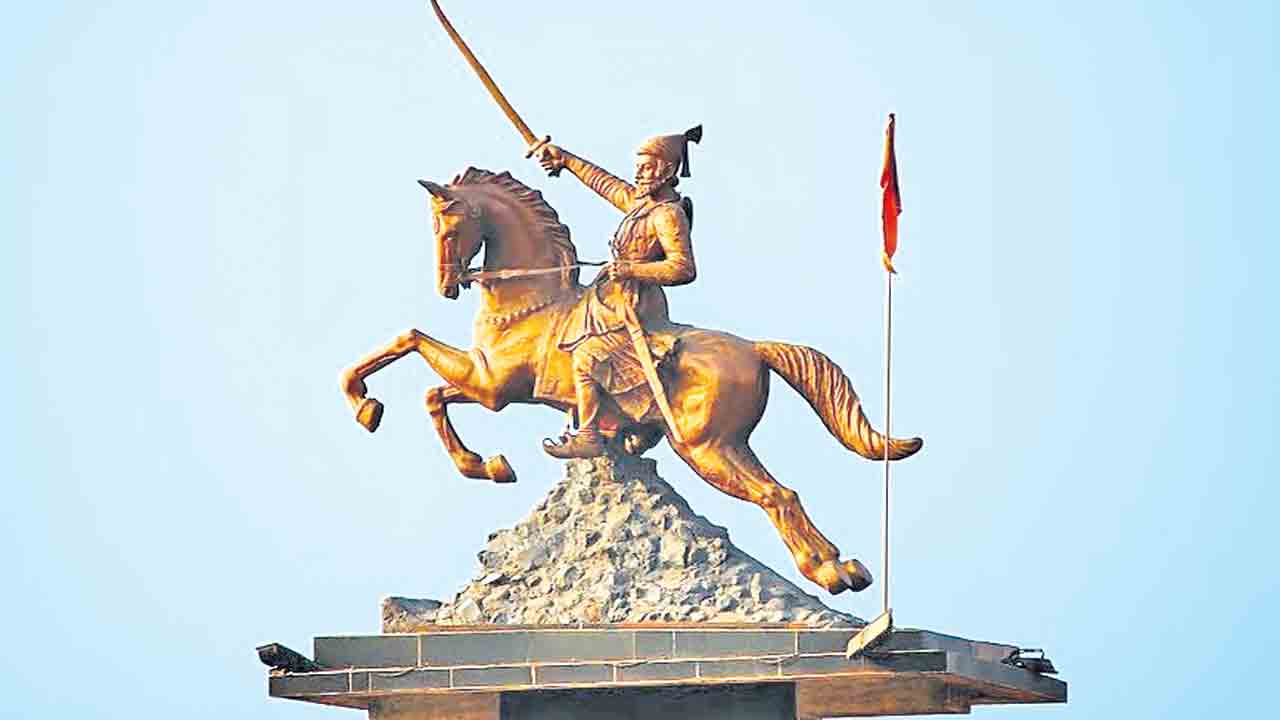 దేవతలు ఇచ్చిన ఖడ్గాలతో రాజులు యుద్ధం చేసెను