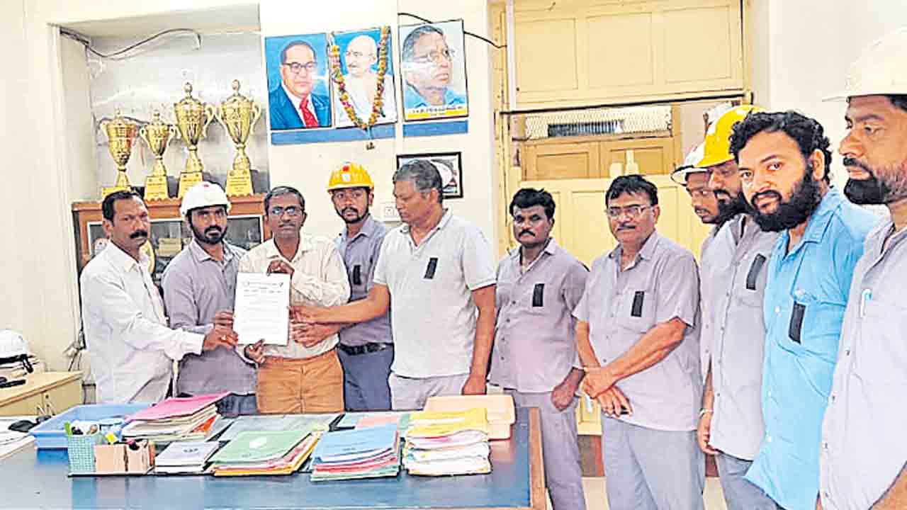 సింగరేణిలో మెడికల్‌ బోర్డులు నిర్వహించాలి.. టీబీజీకేఎస్‌ ఆధ్వర్యంలో నిరసనలు