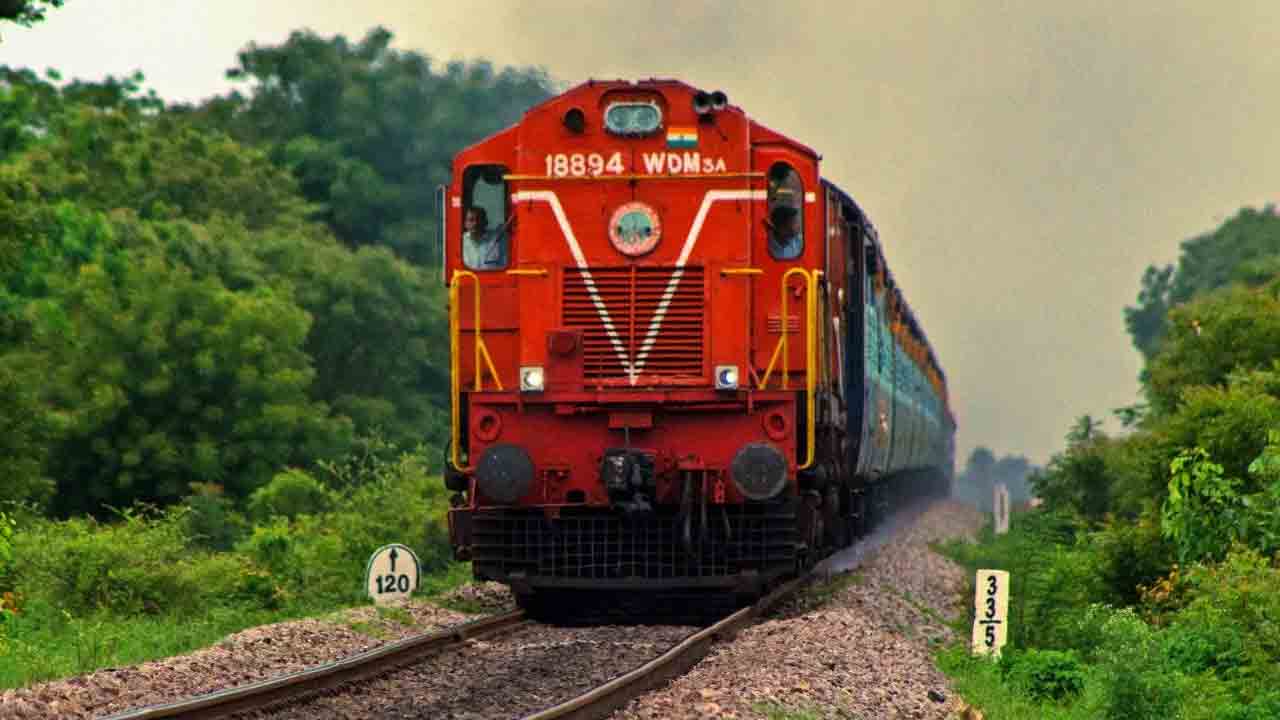 దసరా, దీపావళికి ప్రత్యేక రైళ్లు