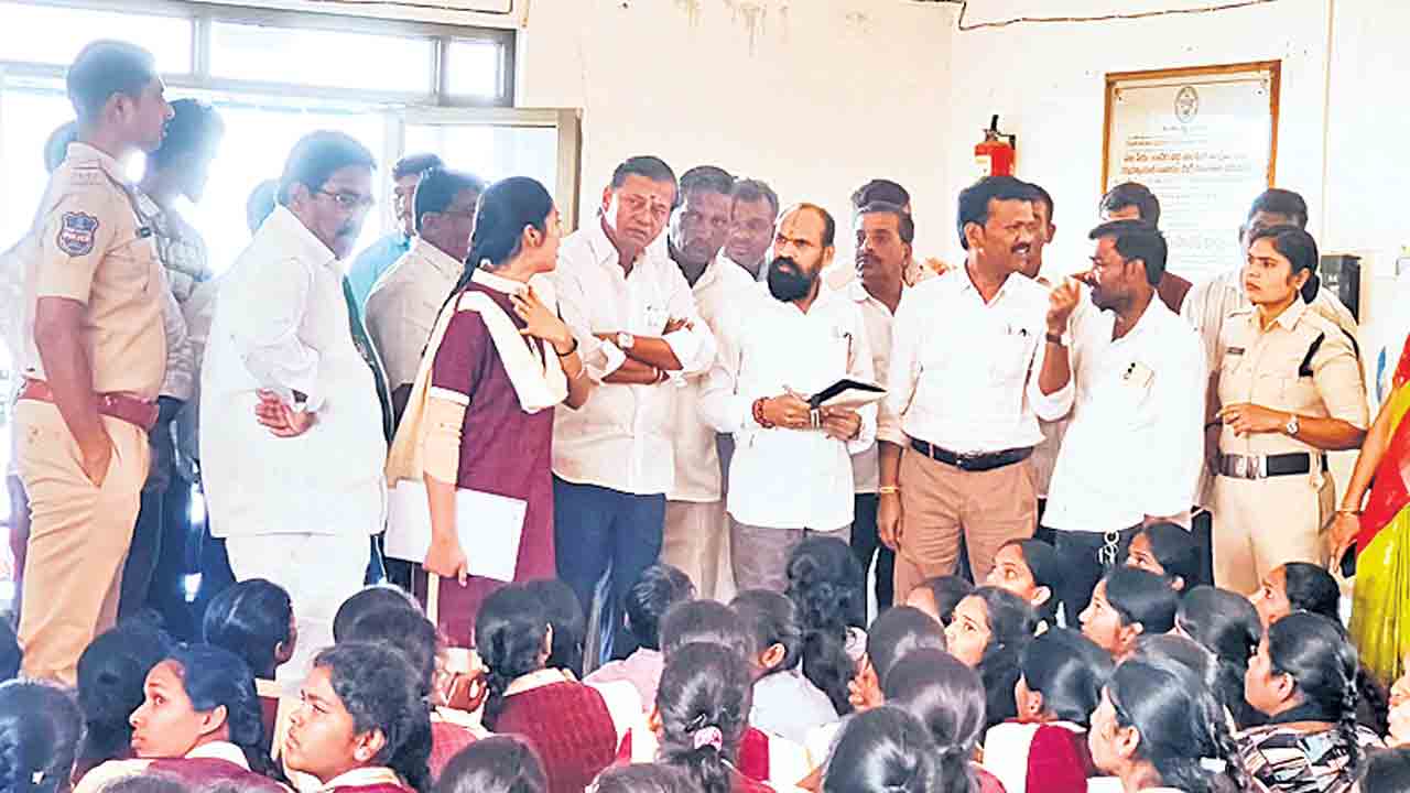 విద్యార్థినులకు పురుగుల అన్నం!