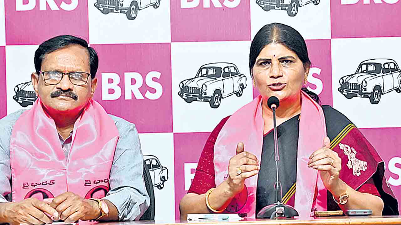 రేవంత్‌ పాలనలో టీచర్లకు అవమానం.. పీఆర్సీ,డీఏలు ఇవ్వకుండా మోసం