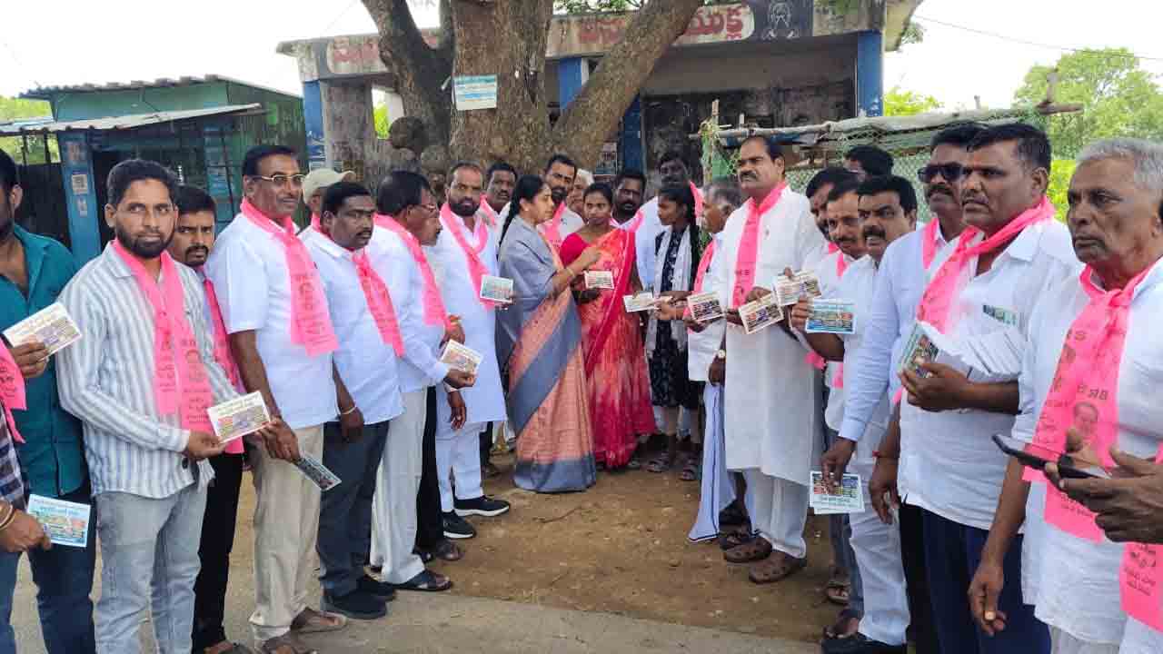 Sunitha Lakshma Reddy | 1000 రోజులైనా హామీలు నెరవేర్చని కాంగ్రెస్‌ సర్కార్‌.. బాకీ కార్డుల పంపిణీలో ఎమ్మెల్యే సునీతాలక్ష్మారెడ్డి