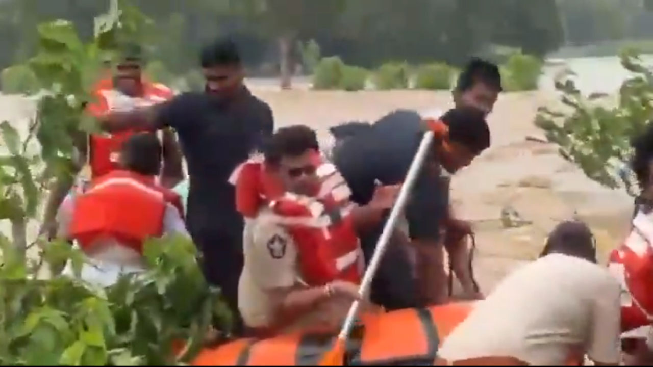 Safe | వరద ఉధృతిలో కొట్టుకుపోయిన టీడీపీ ఎమ్మెల్యే, కలెక్టర్, ఎస్పీ.. కాపాడిన బృందాలు