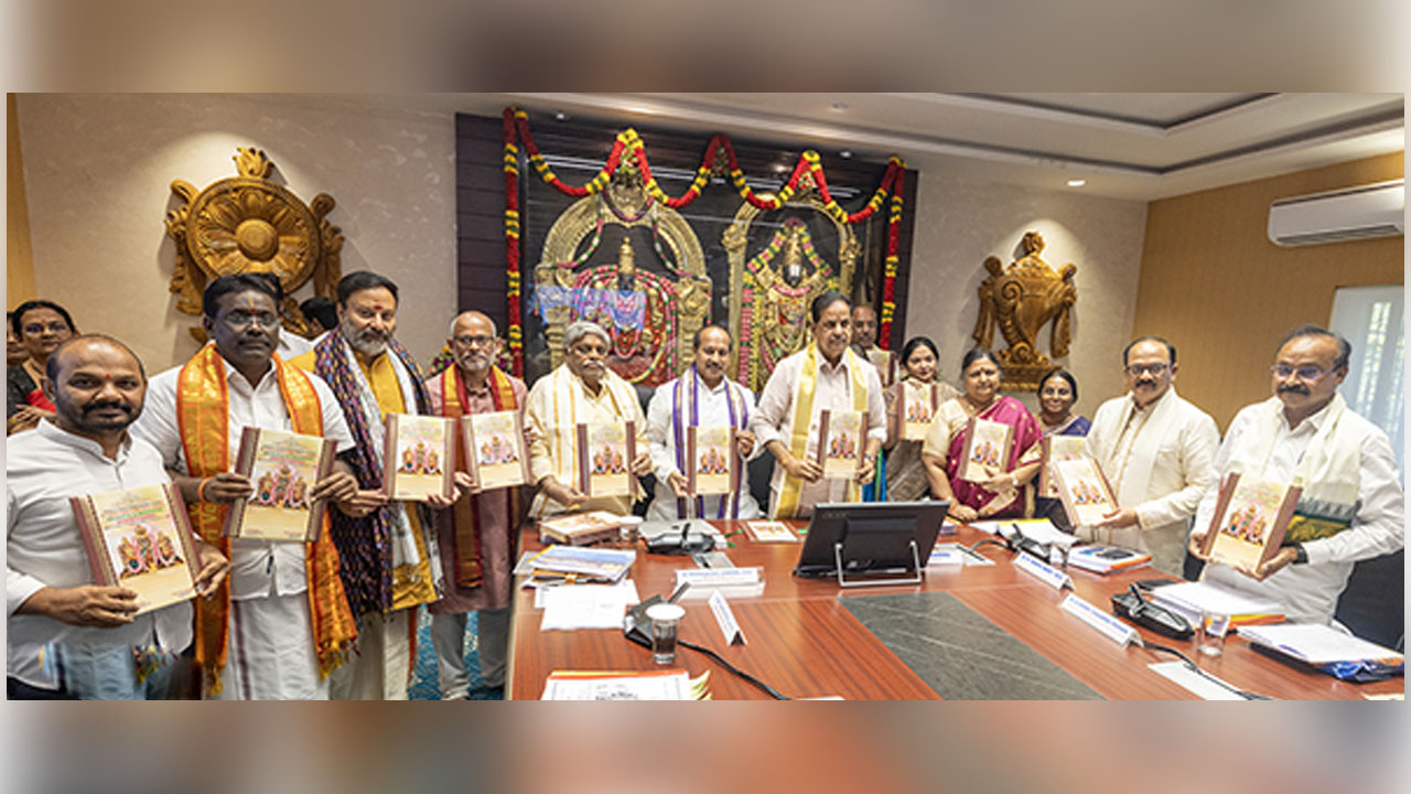 Booklet | శ్రీవారి సాలకట్ల, నవరాత్రి బ్రహ్మోత్సవాల బుక్‌లెట్‌ విడుదల