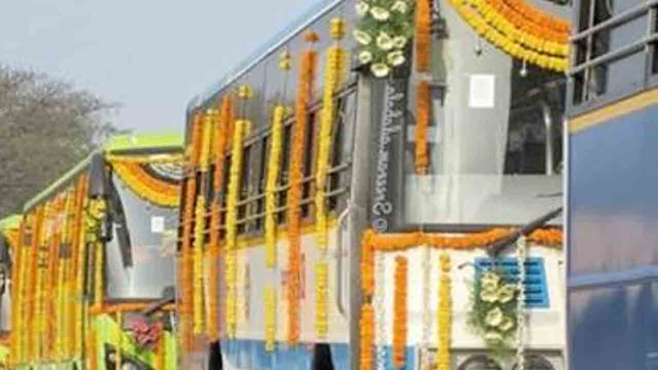 యాడ్స్‌ ఆదాయంపై దృష్టి ప్రయోగాత్మకంగా సిటీ బస్సుల్లో స్రీన్ల ఏర్పాటు