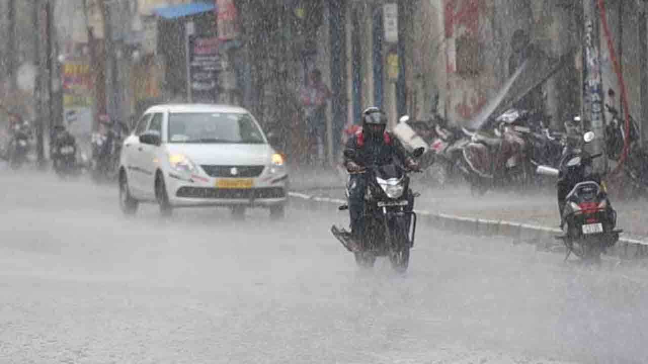 దంచికొట్టిన వానలు
