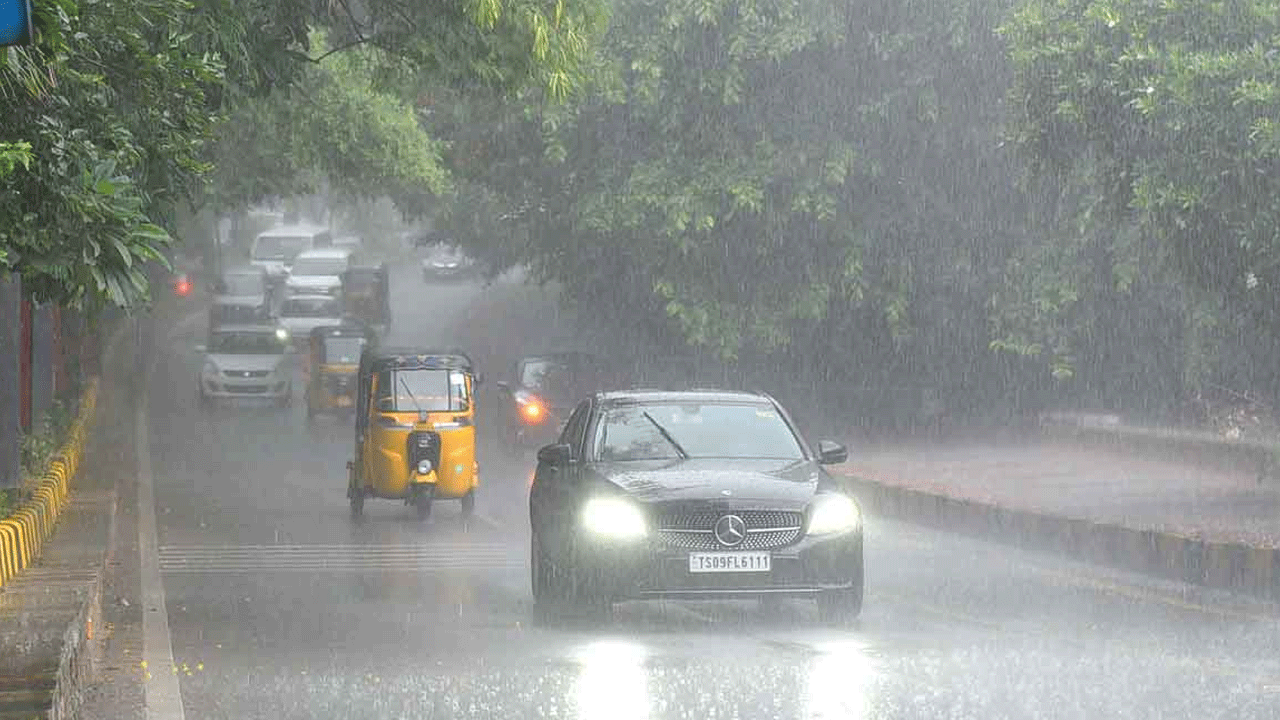 Rains | రాష్ట్రంలో మ‌రో మూడు రోజుల‌పాటు వ‌ర్షాలు.. హైద‌రాబాద్ వాతావ‌ర‌ణ కేంద్రం వెల్ల‌డి