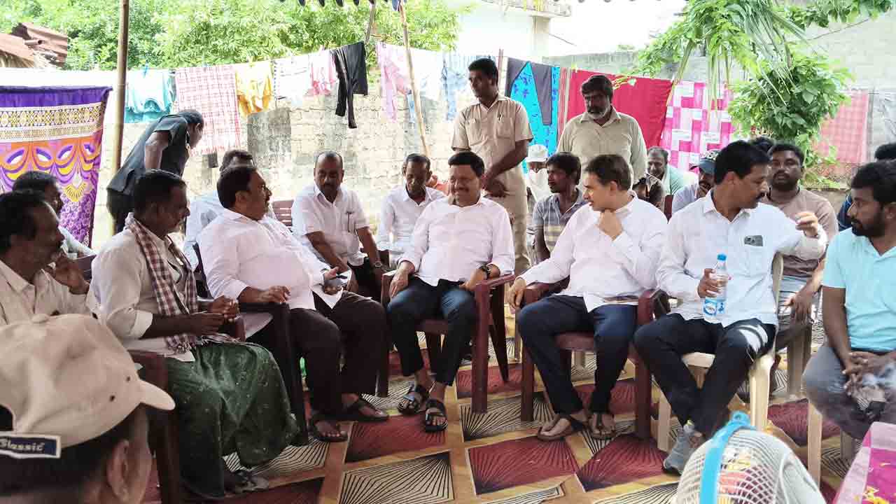 Kamanhikallu | సర్పంచ్ కుటుంబాన్ని పరామర్శించిన ఎమ్మెల్సీ, మాజీ ఎమ్మెల్యే..!