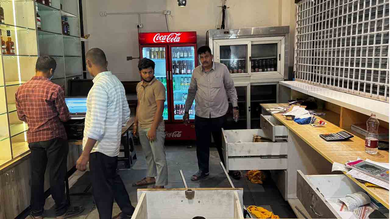 Thieves | అర్థరాత్రి దర్బార్‌ బార్‌లో దొంగల హల్ చల్‌.. వీడియో