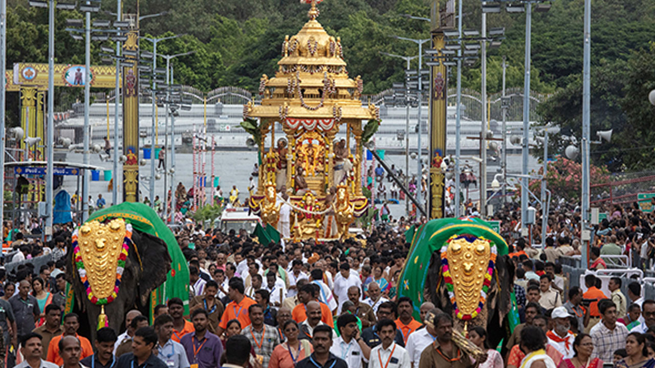 Tirumala Brahmotsavams | శ్రీదేవి, భూదేవి సమేతంగా స్వర్ణరథంపై ఊరేగిన మలయప్పస్వామి