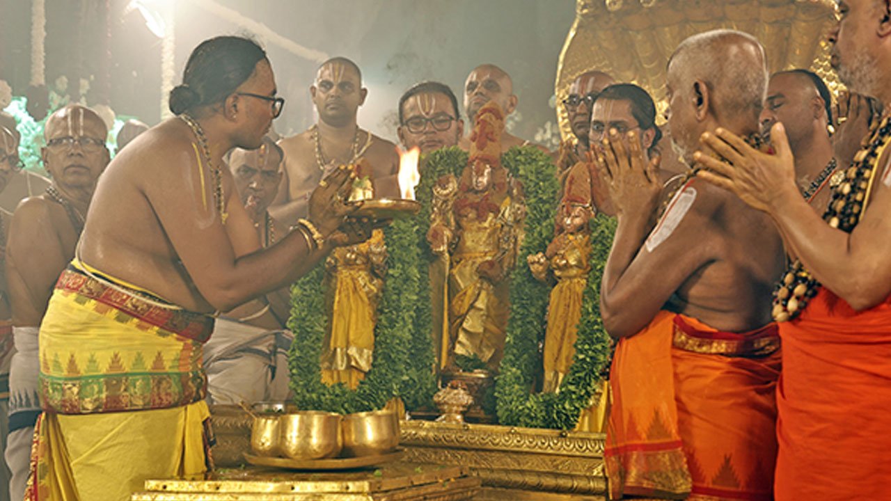 Snapana Tirumanjanam | ఎండు ద్రాక్ష, బాదం పిస్తా మాలలతో తిరుమలలో స్నపన తిరుమంజనం