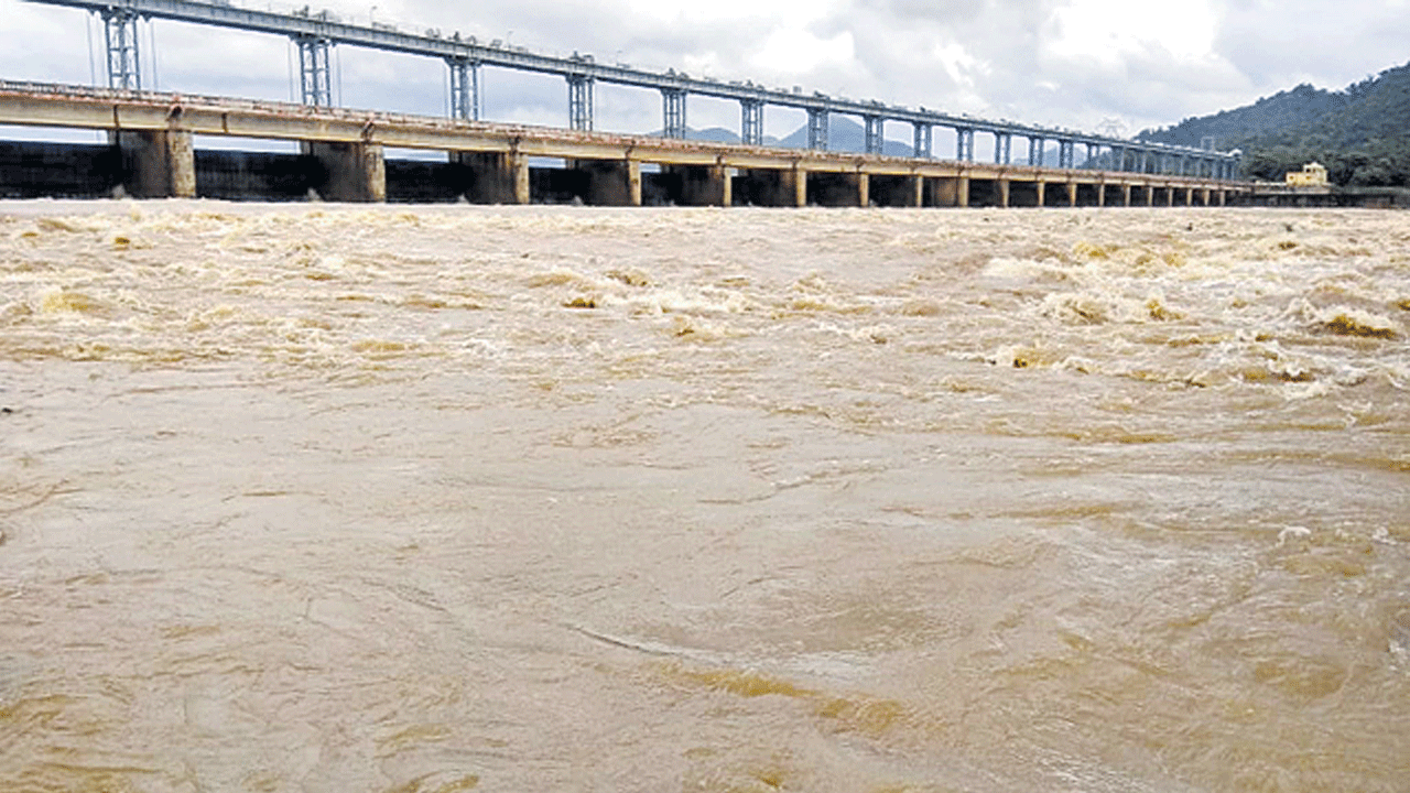 AP News | నాగావ‌ళి, వంశ‌ధార న‌దుల‌కు వ‌ర‌ద ఉధృతి.. మొద‌టి ప్ర‌మాద హెచ్చ‌రిక‌లు జారీ..!