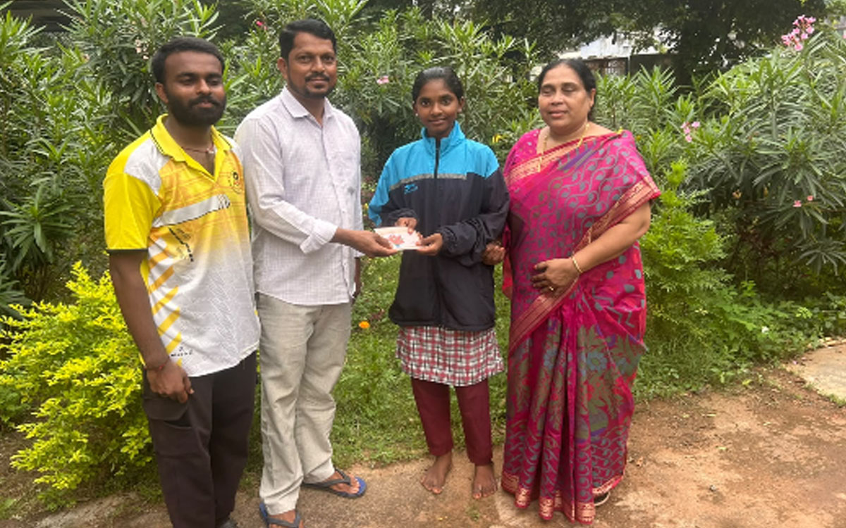 సాఫ్ట్‌బాల్‌ క్రీడాకారిణి వర్షితకు రూ.10,500 ఆర్థిక సాయం