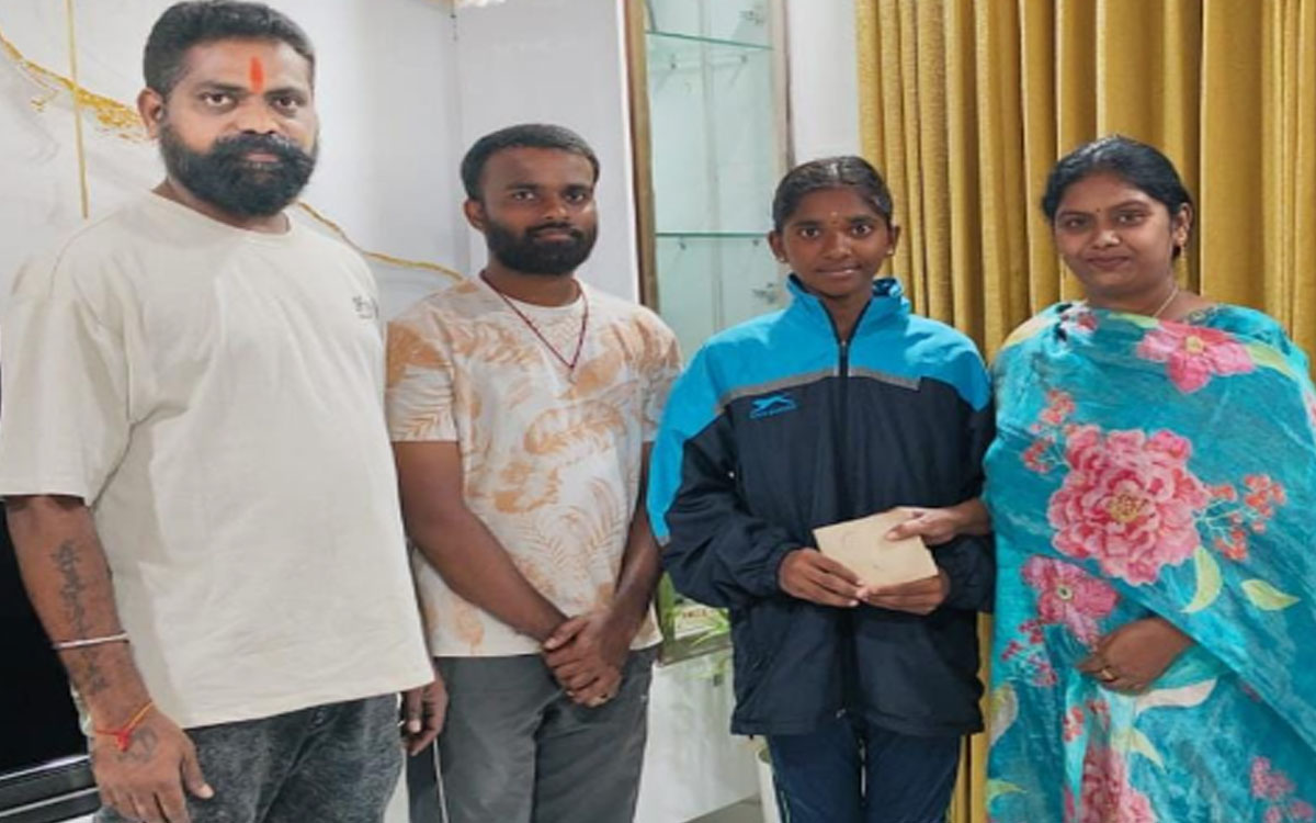 సాఫ్ట్బాల్ క్రీడాకారిణి వర్షితకు రూ.10,500 ఆర్థిక సాయం