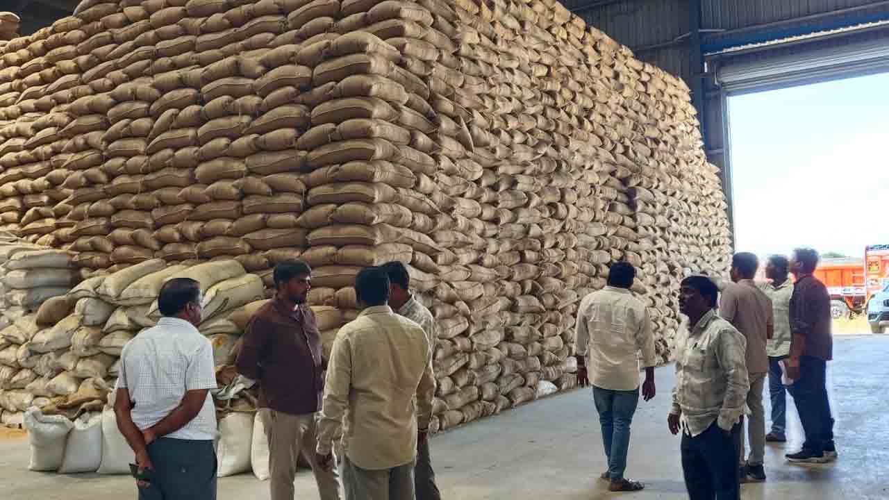 vigilance inspection | విజిలెన్స్ తనిఖీలు.. ధాన్యం నిల్వల్లో భారీ తేడా