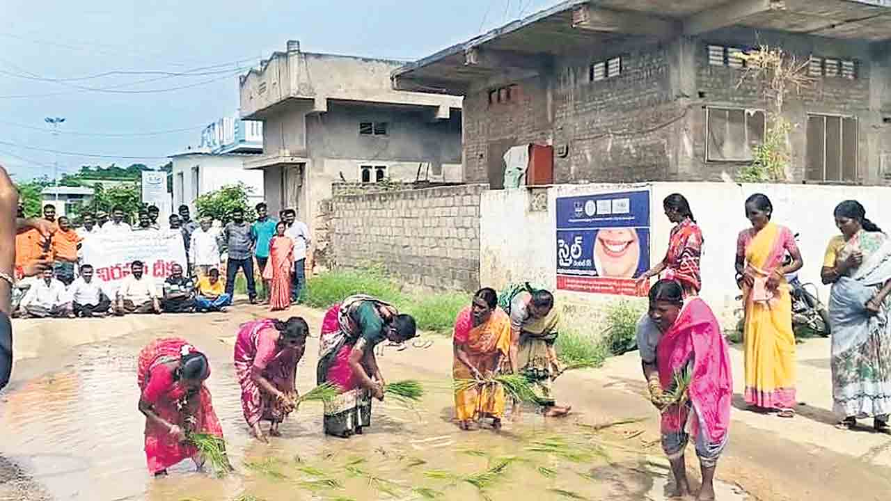 మంత్రి పొన్నం ఇలాకాలో రోడ్డు కోసం నిరసన