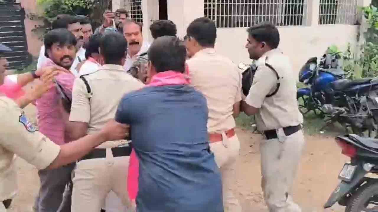 Vinay Bhaskar | వినయ్‌ భాస్కర్‌ను కడుపులో తన్నిన పోలీసులు.. వీడియో