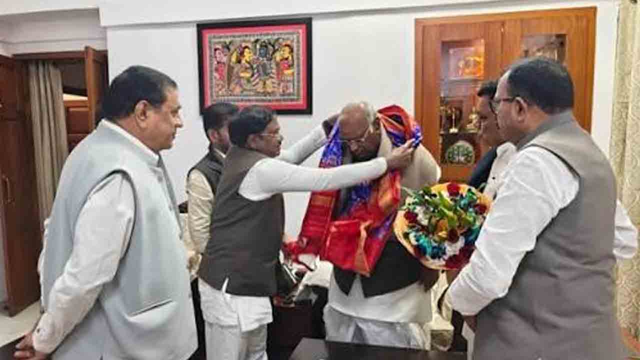 ఖర్గేతో మంత్రి వివేక్‌ సమావేశం