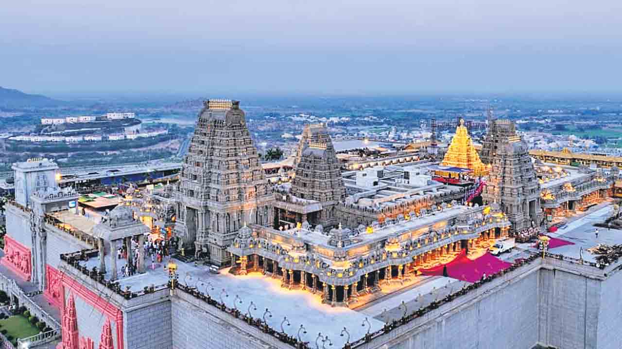 యాదగిరిగుట్ట పరువు తీసిన సర్కార్‌!.. ప్రభుత్వ తీరుపై భక్తుల ఆగ్రహం