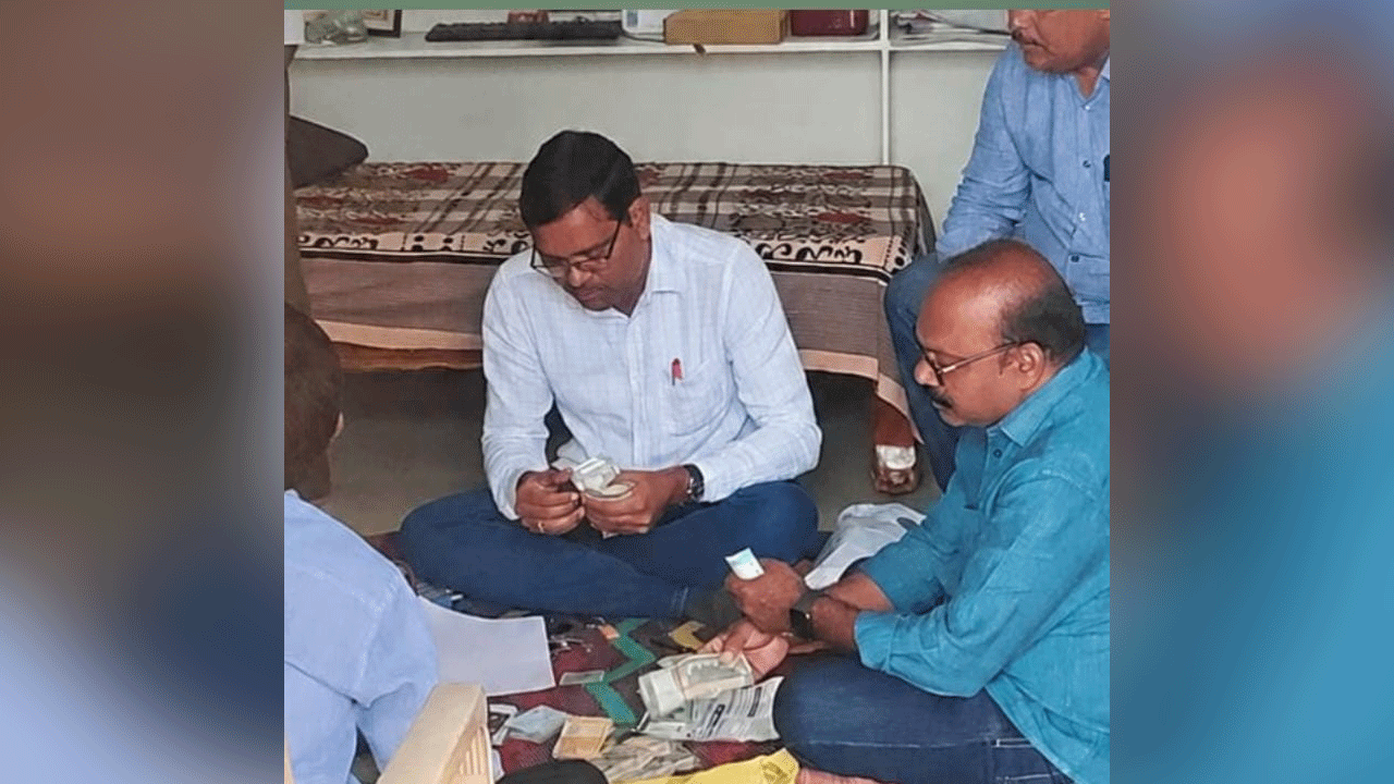 ACB | సూర్యాపేట టౌన్ ప్లానింగ్ ఆఫీసర్ సోమయ్య నివాసంలో ఏసీబీ మెరుపు దాడులు