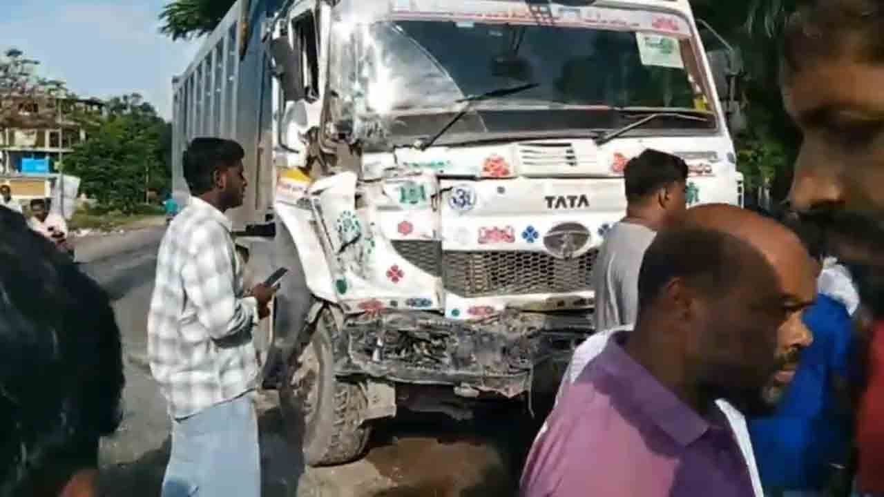 హయత్‌నగర్‌ పరిధిలో ఆర్టీసీ బస్సును ఢీకొట్టిన టిప్పర్ లారీ.. 20 మందికి తీవ్ర గాయాలు