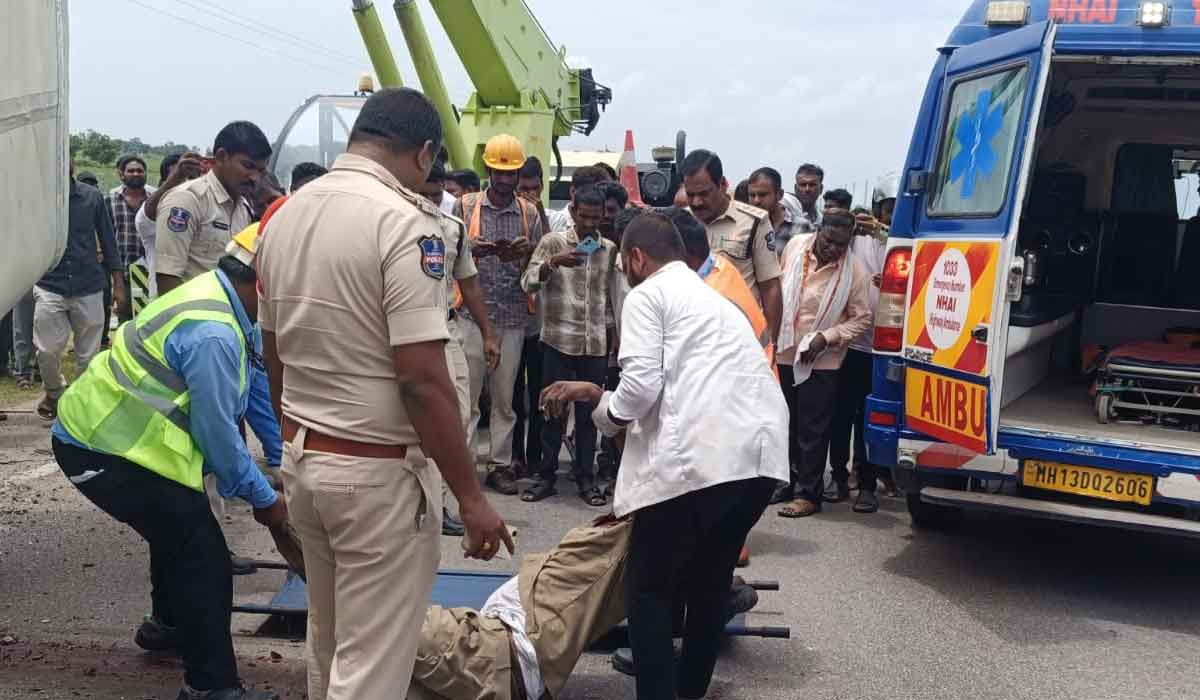 Road Accident | జుక్కల్‌ వద్ద అదుపుతప్పి బస్సు బోల్తా.. డ్రైవర్ అక్కడికక్కడే మృతి