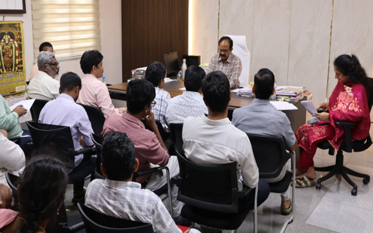 బ్లాక్‌ స్పాట్ల వద్ద భద్రతా చర్యలు వేగవంతం చేయాలి : అదనపు కలెక్టర్ డి.వేణుగోపాల్