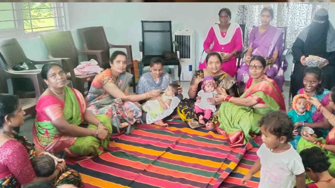 గర్రెపల్లిలో చిన్నారులకు అక్షరాభ్యాసం