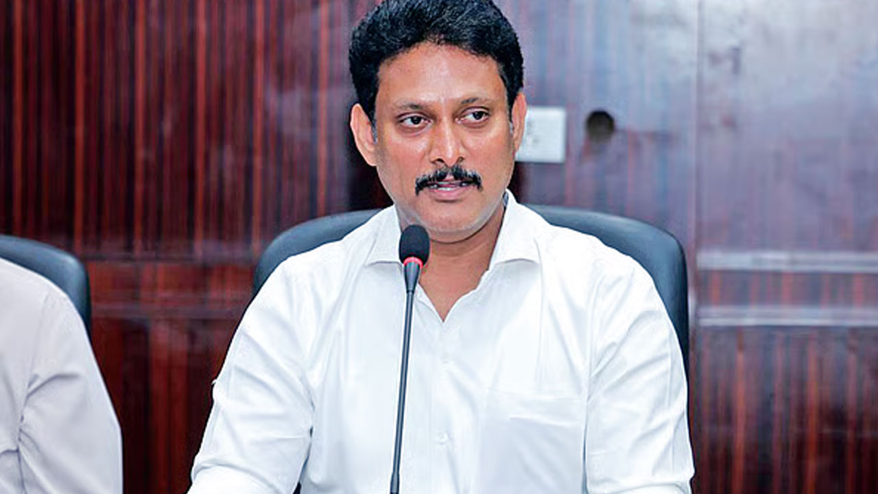Private Schools: మాజీ విద్యాశాఖ మంత్రిపై అవినీతి కేసు న‌మోదు.. ఆరు ప్ర‌దేశాల్లో పోలీసుల త‌నిఖీలు