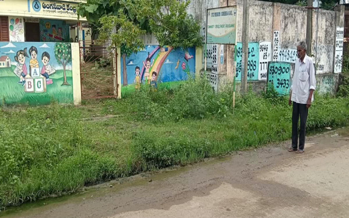 అపరిశుభ్రంగా అంగన్‌వాడీ పరిసరాలు