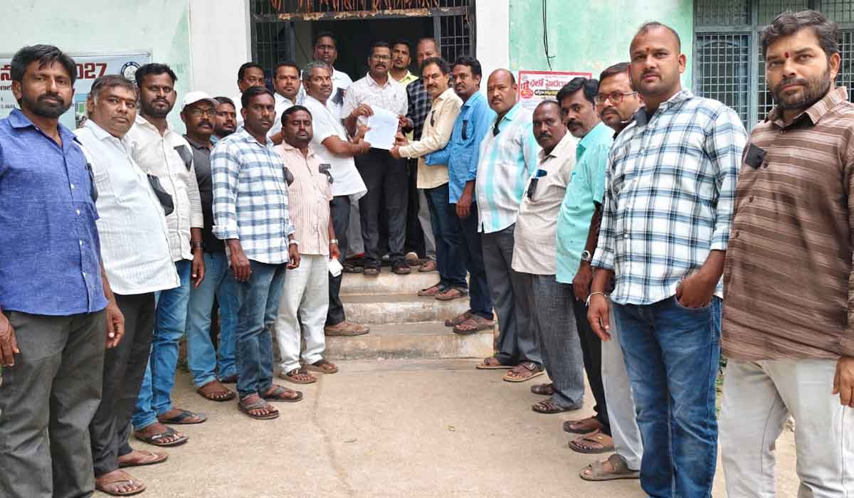 Mallapur | మల్లాపూర్‌లో జర్నలిస్టుపై అధికార పార్టీనాయకుడి అసభ్యపదజాలం