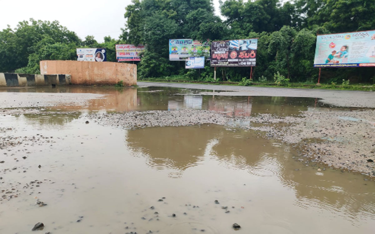 అధ్వానంగా అప్రోచ్‌ రోడ్డు.. వర్షానికే చెరువులా!