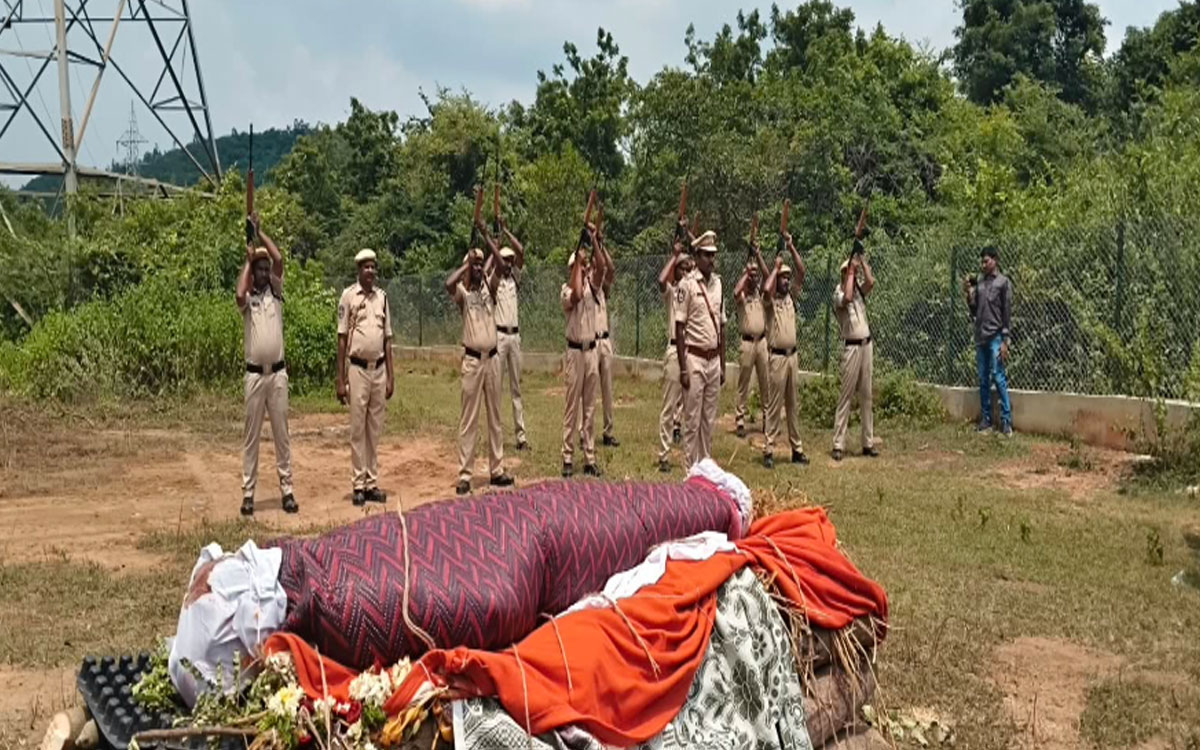 అధికార లాంఛనాలతో ఏఆర్ ఆర్ఐ స‌తీశ్‌ దహన సంస్కారాలు