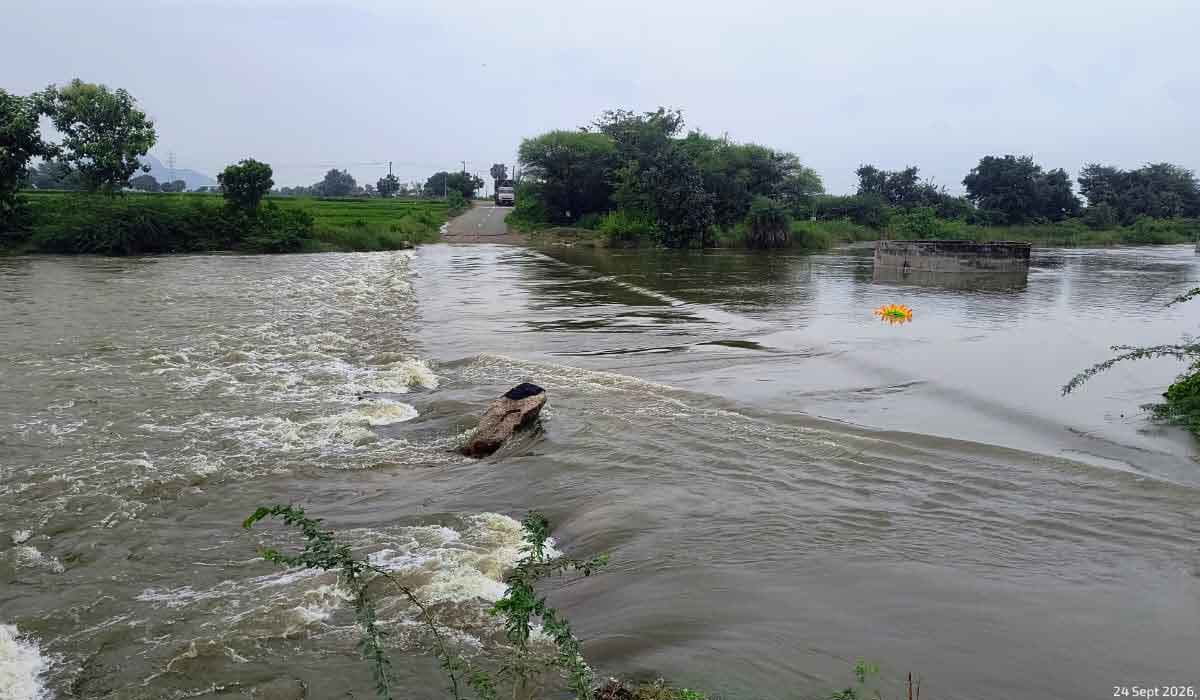 Arkandla | వాగు పొంగితే.. ఆ ఊరికి రాకపోకలు కట్‌.. అర్కండ్ల వాగుపై ఏళ్లుగా తప్పని తిప్పలు